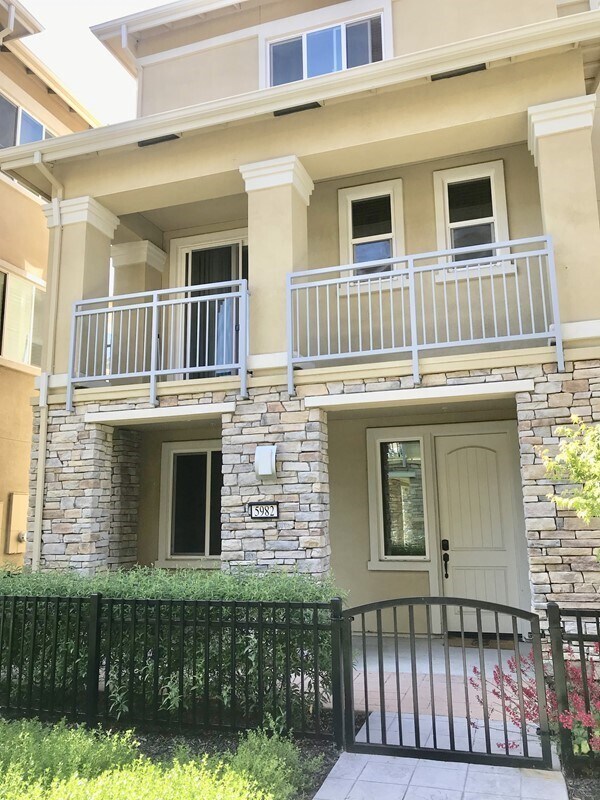 Primary Photo - Townhouse for Rent