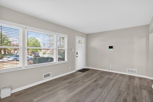 Foto del edificio - 586 Oakside Dr SW