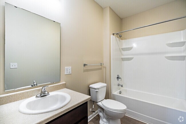 3 habitaciones, 2 baños - 1349 pies cuadrados - Baño principal - Montgomery Commons