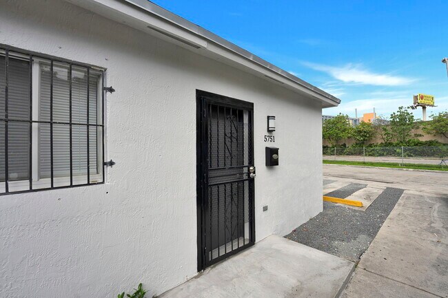 Foto del edificio - 5751 NW 6th Ave
