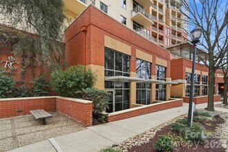 Building Photo - 701 Royal Ct