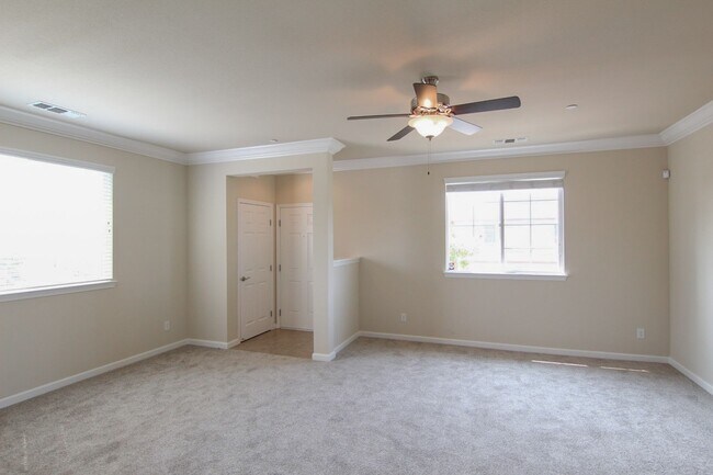 Building Photo - Modern Townhouse In Prime Location