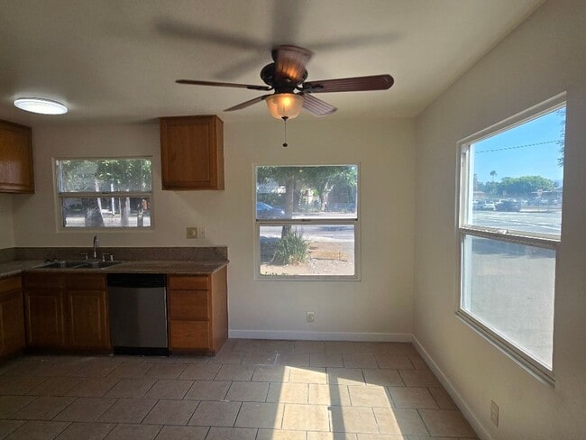 Building Photo - Large 2-bedroom 1 bath unit in Van Nuys