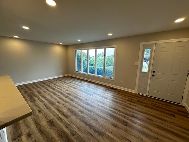 Building Photo - 10325 S Interlochen Dr