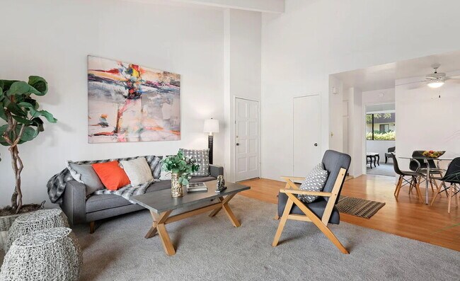 Foto del edificio - This sweet 1-BD, 1-BA condo is in the Sant...