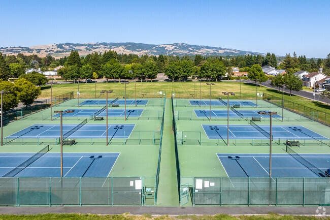 At Magnolia Park, you can enjoy playing tennis even after dark!