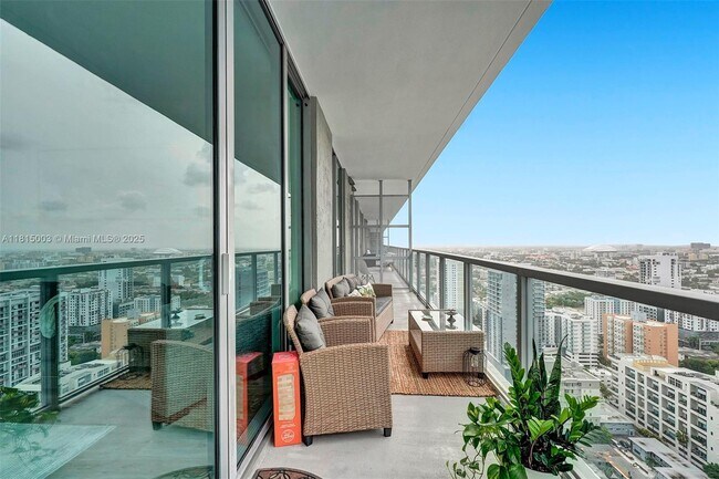 Foto del edificio - 79 SW 12th St