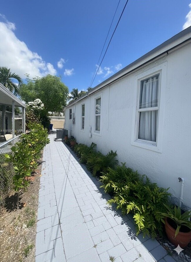 Foto del edificio - 81 NW 44th St