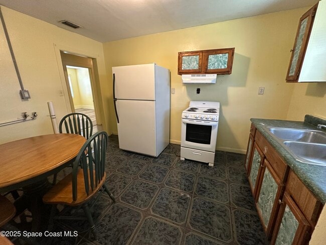 Building Photo - 1057 S Deleon Ave