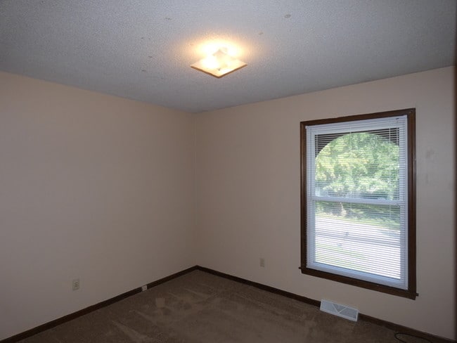 Building Photo - 7604 N Olive St