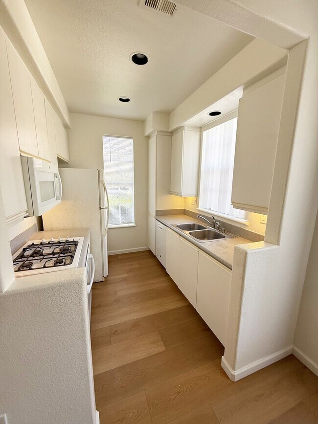 Foto del edificio - 2 Bed/2 Bath Condo in Martinique Complex -...