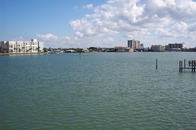 Foto del edificio - 665 Bay Esplanade