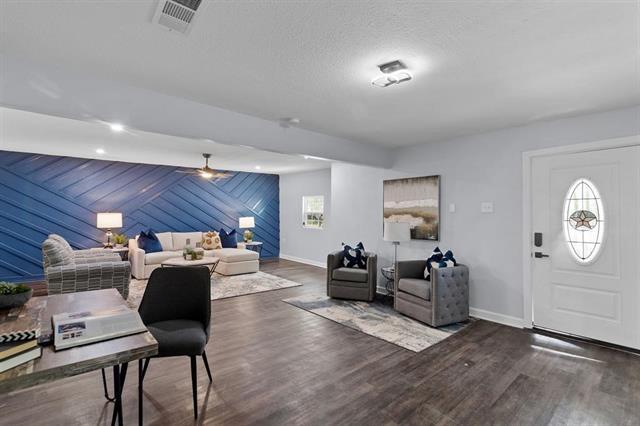 Foto principal - 3022 Shorewood Dr