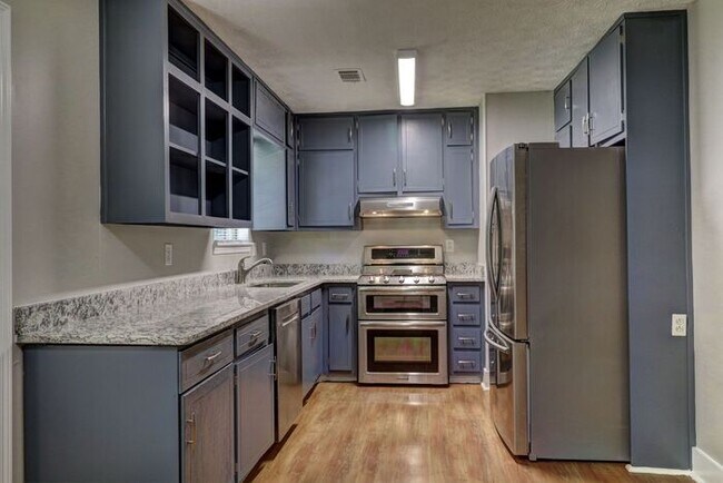 Building Photo - Now Available! 4 bedroom 2 baths