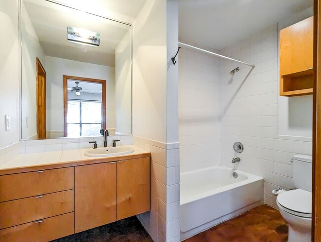 Building Photo - 444 Oxford St