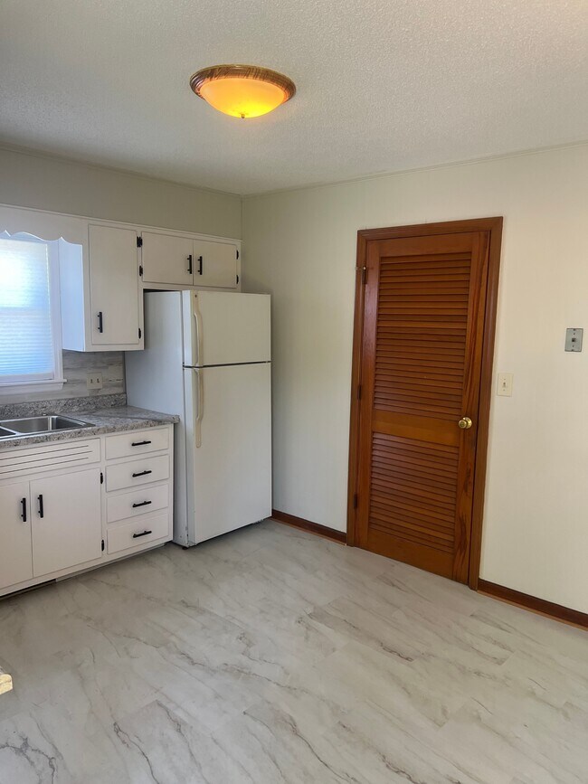 Building Photo - 1813 Standish Pl