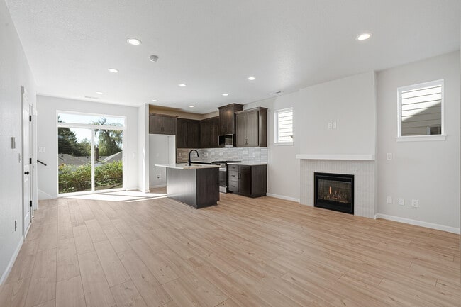 Building Photo - 203 SE Acacia Dr