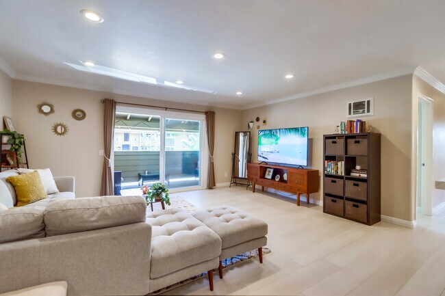 Mantente entretenido con una variedad de canales y servicios de streaming en tu Smart TV. - 524 Telegraph Canyon Rd