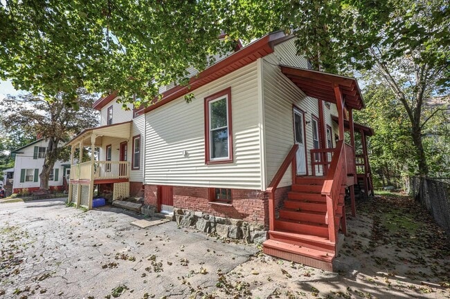 Building Photo - 15 Pierce St