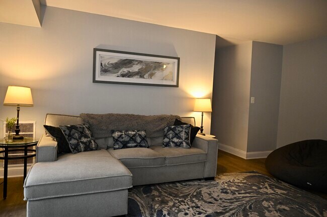 Building Photo - 1531 Colonial Dr