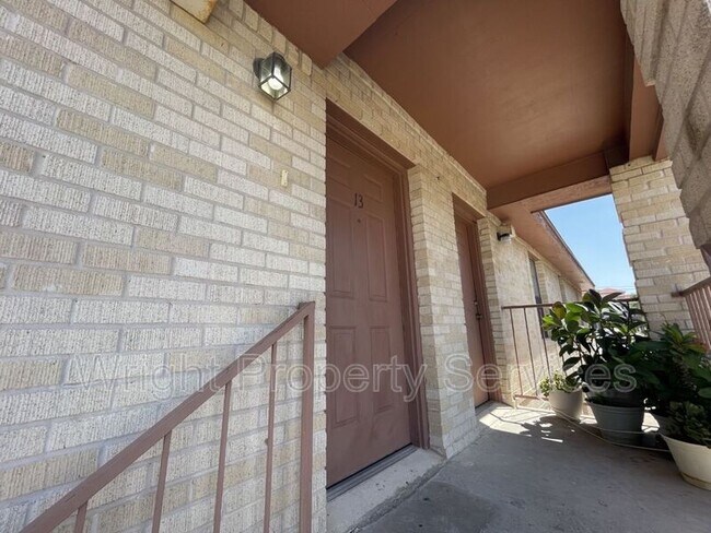 Building Photo - 1502 E San Pedro St