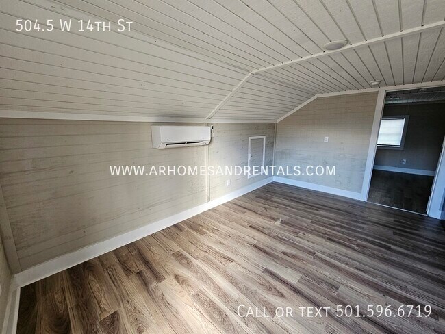 Building Photo - 504.5 W 14th St| $750 | 3 beds, 1 full bath