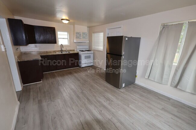 Foto del edificio - 329 E Scott St