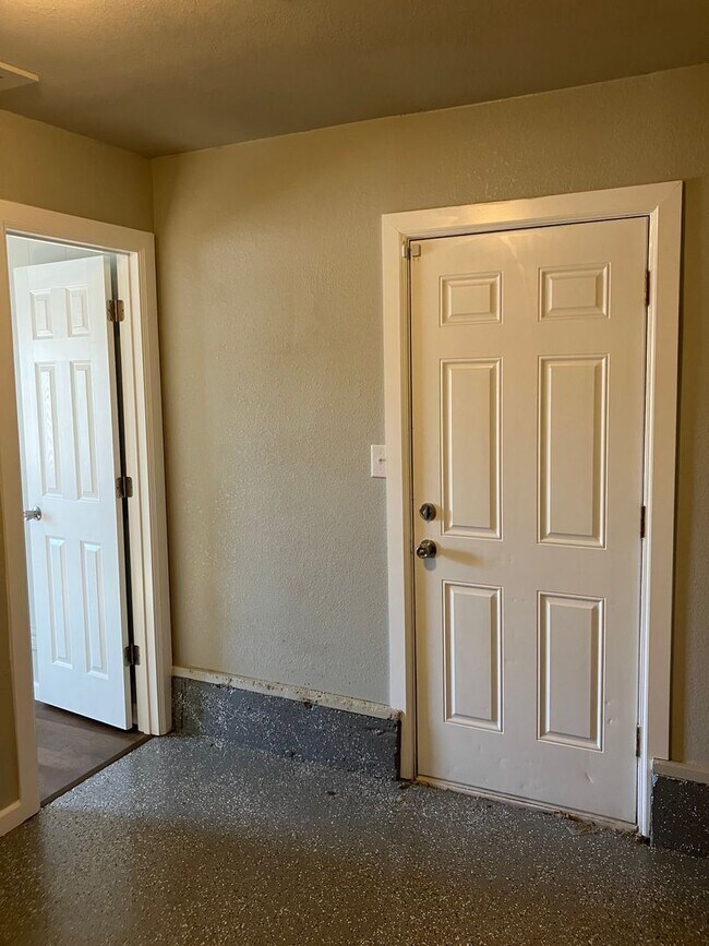 Foto del edificio - 3 br, 1 bath House - 1231 NE 36th St