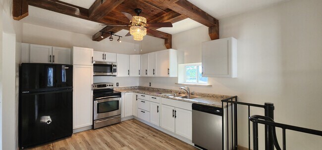 $1,150 Private Guest House - 2710 12th Ave SW