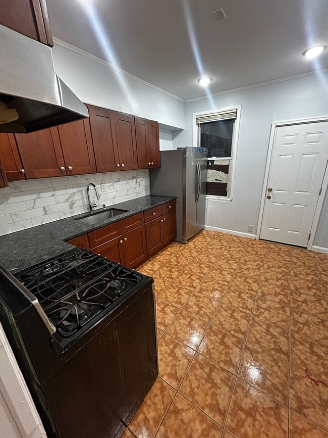 Kitchen - 100 Clarke Ave