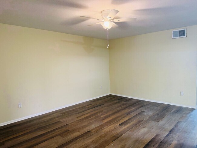 Foto del edificio - 7724 Bles Ave
