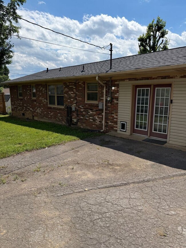 Foto del edificio - Charming 3-bedroom,1-bath home w/Detached garage for rent in Springfield, Tennessee.