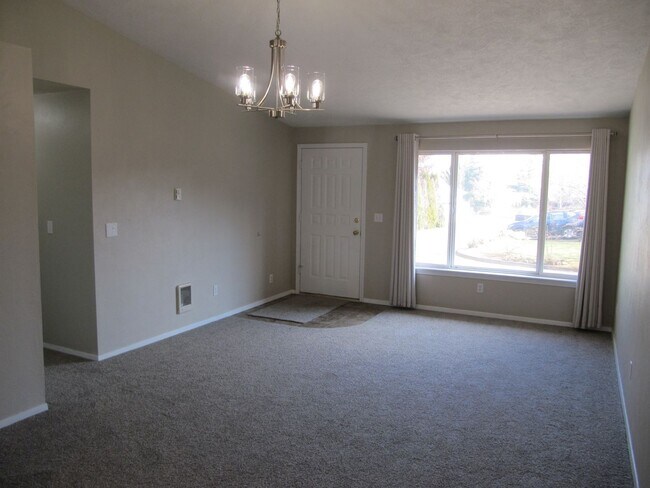 Foto del edificio - Three Bedroom Home on a Cul-de-sac, Landscaping Provided!