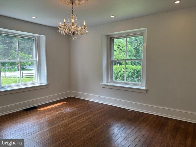Building Photo - 851 Bondsville Rd