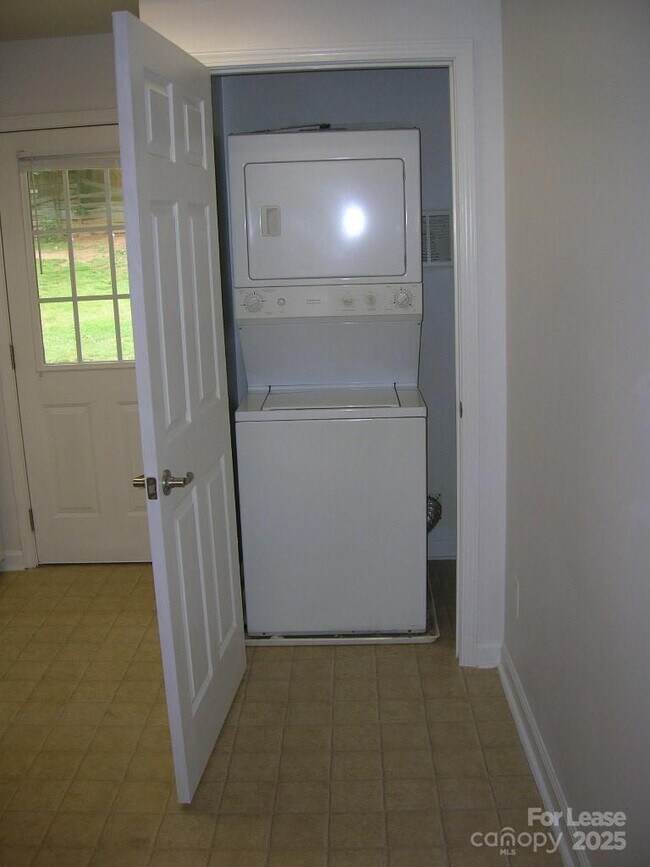 Foto del edificio - 2316 Woodbridge Dr