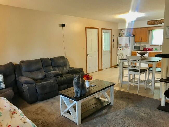 Building Photo - 2 bed 1 bath unit
