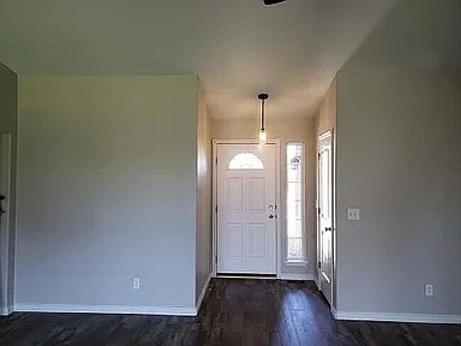 Foto del edificio - 3-bed, 2-bath, 2-car garage, Vinyl Fenced Back Yard, 1514 Sq Ft.