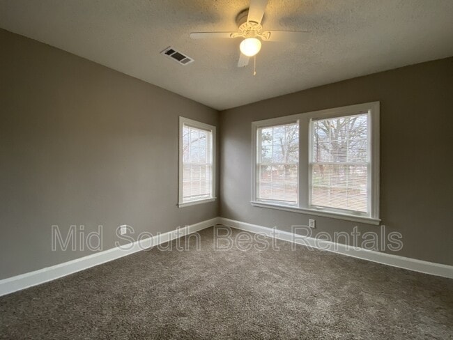 Building Photo - 685 E Davant Ave