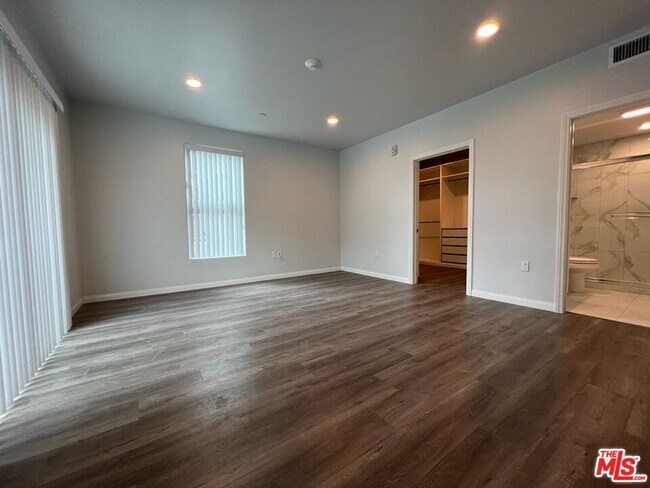 Foto del edificio - 1529 N Kingsley Dr