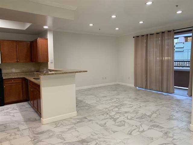 Foto del edificio - 330 Las Colinas Blvd E