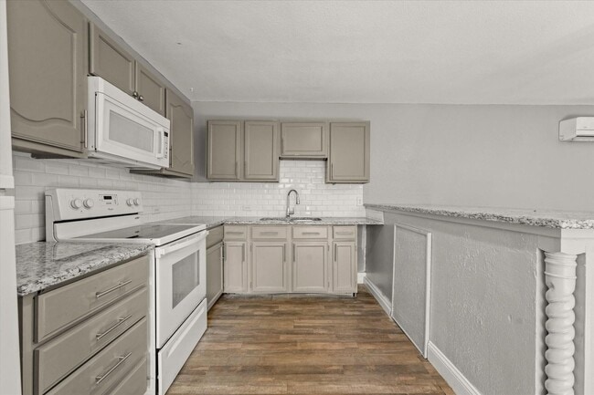 Building Photo - 927-929 S Rosemont Ave