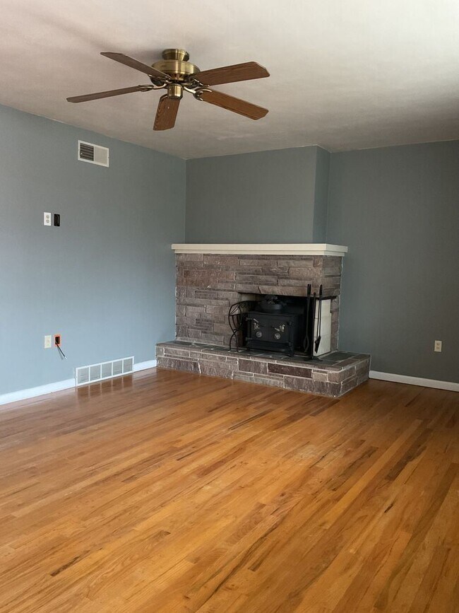 Building Photo - 3 br, 2 bath House - 53 CENTER DR