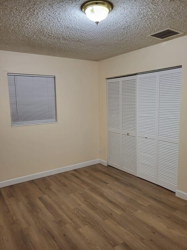 Foto del edificio - 411 Silver Beach Rd