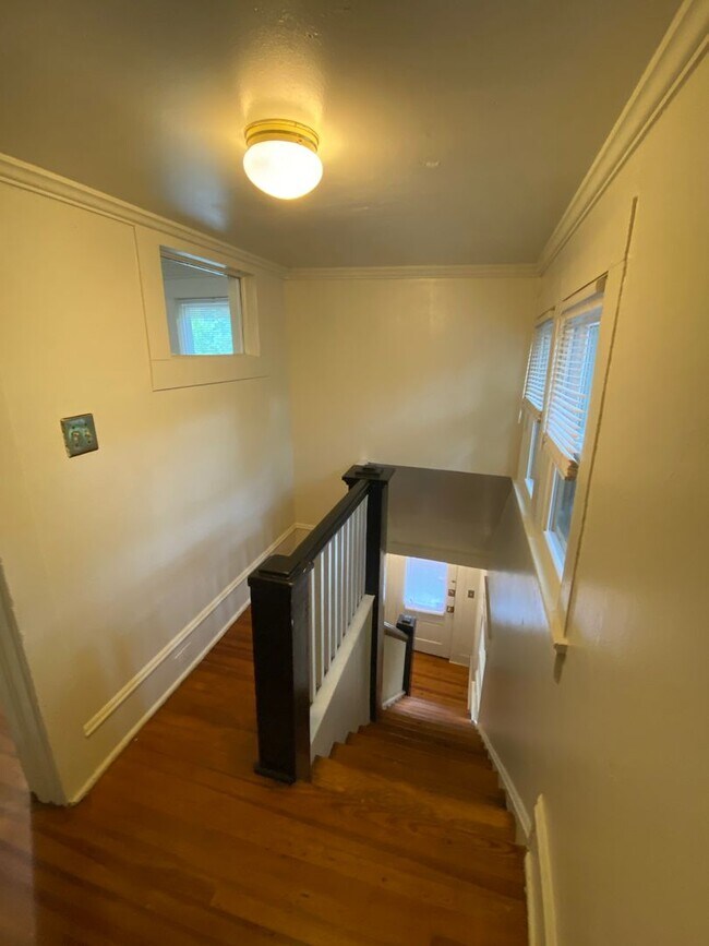 Building Photo - Adorable Upstairs Duplex / Central AC / W&D / Near Duke East