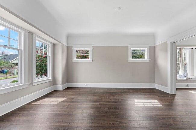 Foto del edificio - Stunning Craftsmen Beauty 3/1.5  bath 2000 sf! -ALBERTA/CONCORDIA