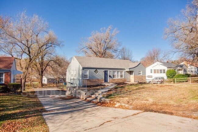 Building Photo - 4810 NE Antioch Rd