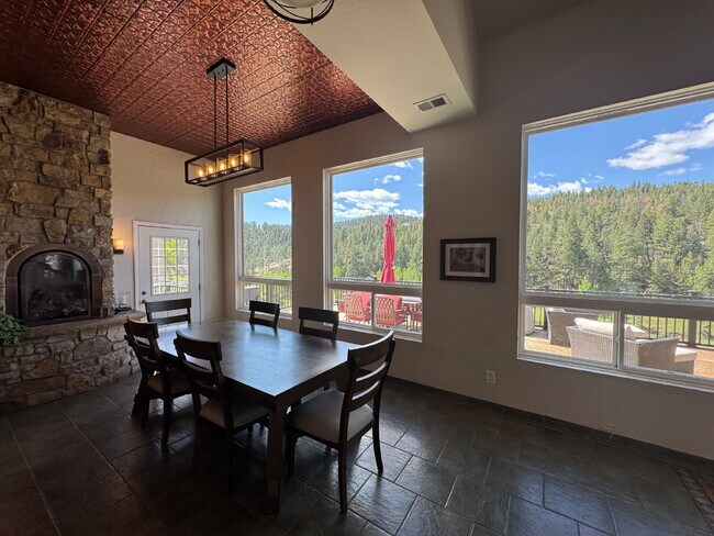 Building Photo - "Charming 4-Bed Oasis with 3 Full Baths and 2,275 Sq Ft of Comfort in Evergreen, CO!"