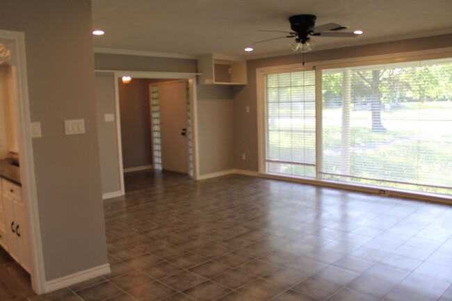 Building Photo - 3 Bedrom 2 bath with a 1 car garage