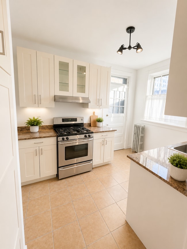 Building Photo - Rare 1 Bedroom unit in East Hyde Park!