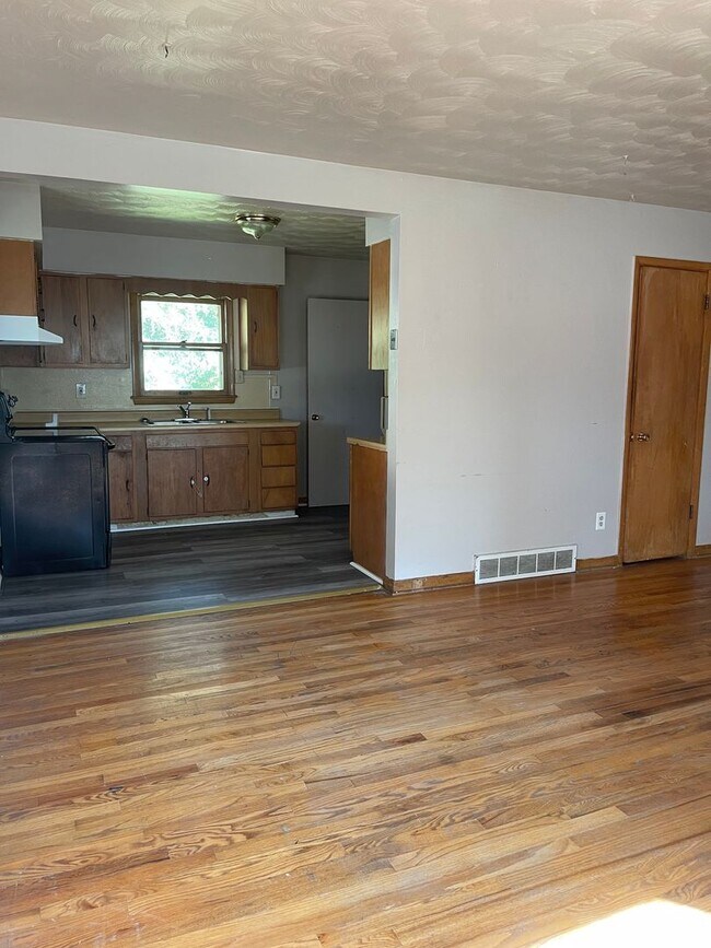 Building Photo - Spacious 2 Bedroom Home!